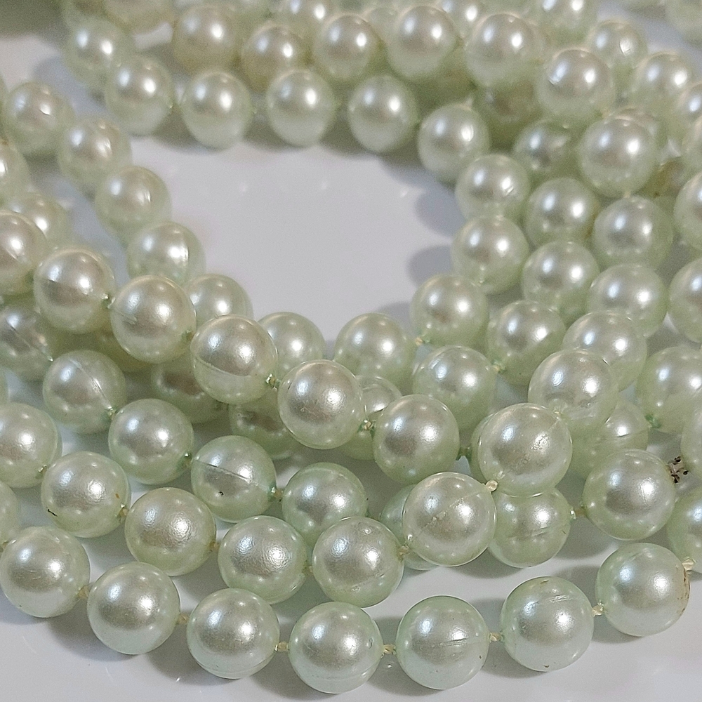Elegant Pearl Necklace - Picture 4 of 5